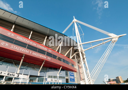 Il Galles, Cardiff, Millennium Stadium, segni bilingue in inglese e gallese Foto Stock