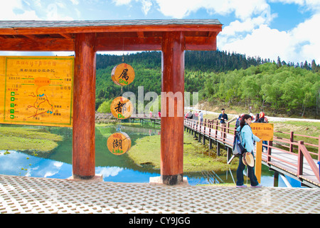 Entrata dell'escursionismo via al lago Shudu di Pudacuo Parco Nazionale a Shangri-la, Yunnan in Cina. Foto Stock