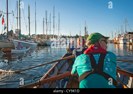 Prendere una barca a remi attraverso il Port Townsend Imbarcazione in legno Festival in stato di Washington, USA. Foto Stock