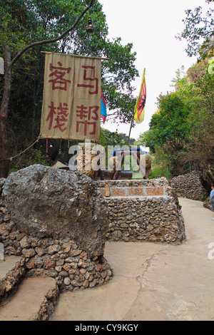 Una replica della zona di appoggio lungo le antiche tè strada cavallo a valle Dongba a Lijiang, Yunnan in Cina. Un antica rotta commerciale Foto Stock