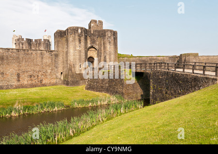 Il Galles, Castello di Caerphilly, iniziò la costruzione del 1268, il ponte sul fossato, bandiere Gallese Foto Stock