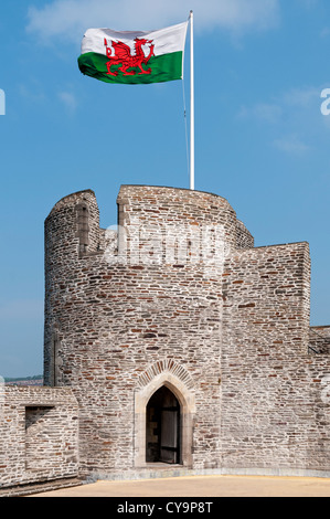 Il Galles, Castello di Caerphilly, iniziò la costruzione del 1268, Bandiera Gallese Foto Stock