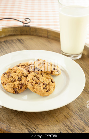 I biscotti al cioccolato e un bicchiere di latte Foto Stock
