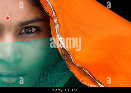 Ragazza indiana dietro un velo. Andhra Pradesh, India Foto Stock