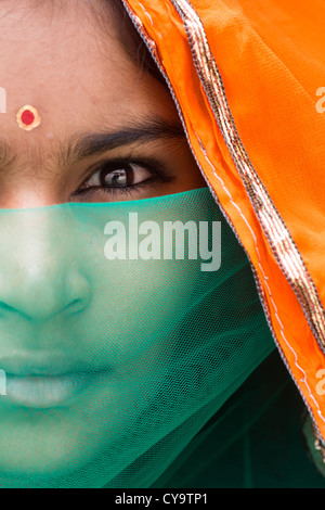 Ragazza indiana dietro un velo. Andhra Pradesh, India Foto Stock