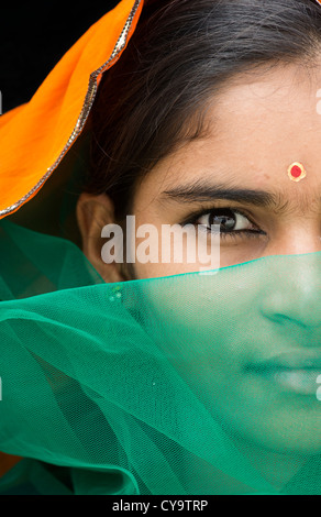 Ragazza indiana dietro un velo. Andhra Pradesh, India Foto Stock