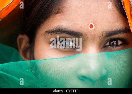 Ragazza indiana dietro un velo. Andhra Pradesh, India Foto Stock