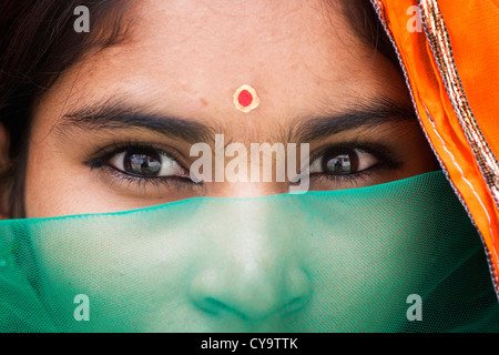 Ragazza indiana dietro un velo. Andhra Pradesh, India Foto Stock