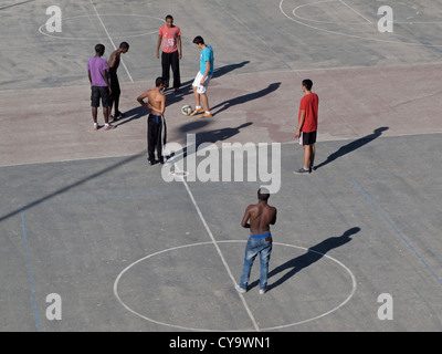 Membri della Beta Israele comunità noto anche come ebrei etiopi giocando con native israeliani di una partita di calcio in un parco giochi in Gerusalemme ovest Israele Foto Stock