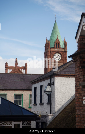 Gmlh0210 4701 Derry Londonderry Guildhall clock tower dal villaggio artigianale Shipquay Street Foto Stock