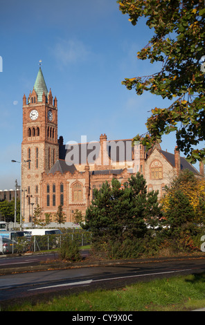 Gmlh0310 4811 Il Derry Londonderry Guildhall dal Fiume Foyle embankment Foto Stock