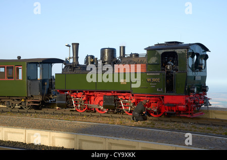 Harzer Schmalspurbahnen heritage treno a vapore permanente al Brocken stazione. I vigili del fuoco la pulizia ruote e movimento. Foto Stock