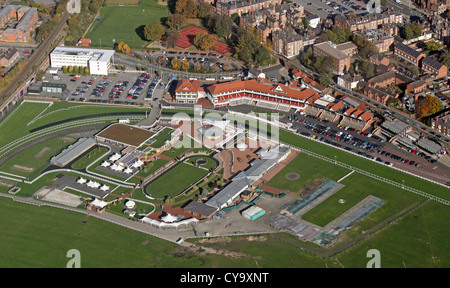 Vista aerea della tribuna a Chester Racecourse, Cheshire, Regno Unito Foto Stock