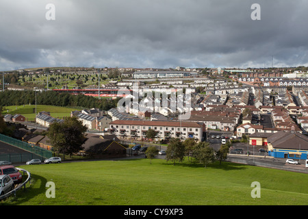 Gmlh0210 4682 Vista di Bogside da Derry City pareti a Londonderry Foto Stock