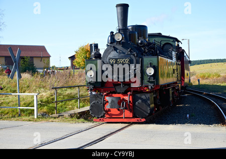 Harzer Schmalspurbahnen heritage treno a vapore che arrivano alla stazione di Stiege sulla linea Selketalbahn. Loco Mallet 99 5902 del 1898. Foto Stock