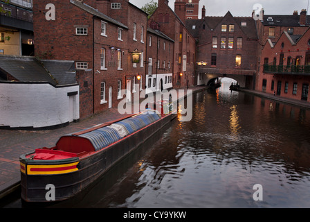 Luce della Sera a Gas Street Basin sul canale nel centro della città di Birmingham Foto Stock