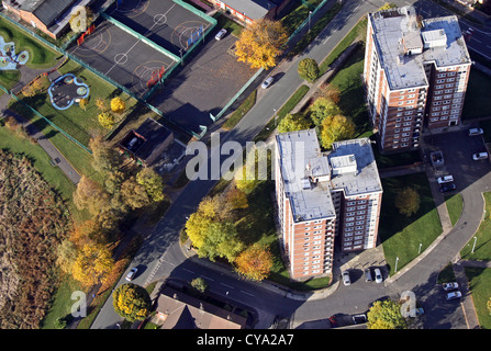 Vista aerea della torre di blocchi con colori autunnali, area di Liverpool Foto Stock