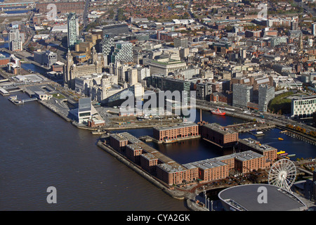 Vista aerea del lungomare di Liverpool e Albert Dock Foto Stock