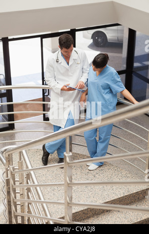 Medico e infermiere utilizzando tablet pc Foto Stock