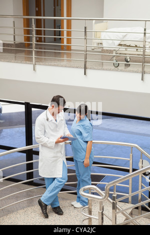 Medico e infermiere discutendo del tablet pc Foto Stock