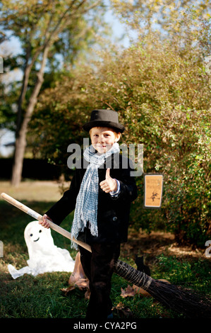 Il ragazzo di natura in black hat e rivestire celebra Halloween Foto Stock
