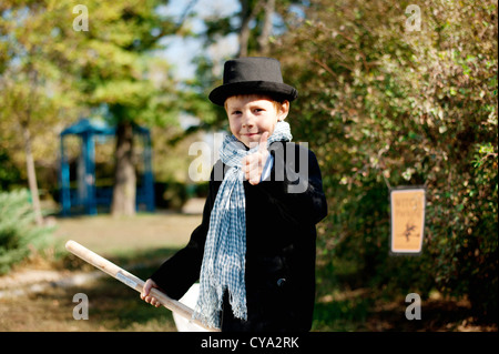 Il ragazzo di natura in black hat e rivestire celebra Halloween Foto Stock