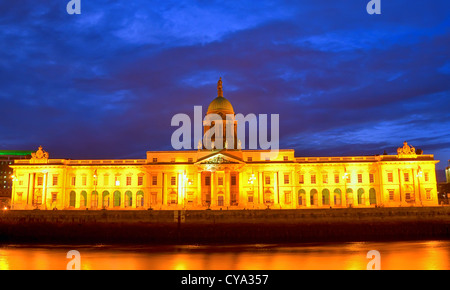 Custom House sul fiume Liffey nella città di Dublino Foto Stock