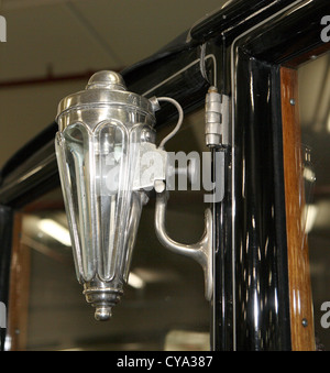 Ornati in pullman la lampada sul lato del vintage Rolls Royce autovettura Foto Stock