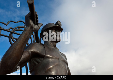 Statua in bronzo omaggio alle miniere di carbone del Galles del Sud, "dalla fossa per porta' da John Clinch ARCA di Tregaron. Foto Stock