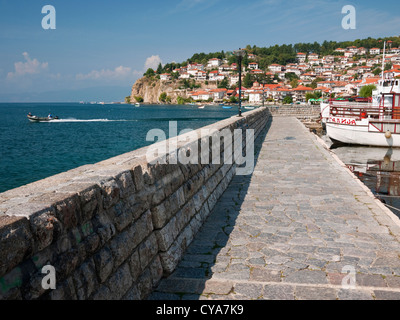 Il lago di Ohrid e Harbour View nella famosa località turistica della città di Ohrid, Repubblica di Macedonia. Kaneo visibili sul promontorio. Foto Stock