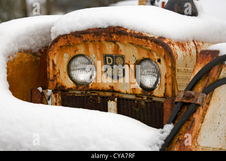 Un vecchio arrugginito trattori David Brown, coperta di neve, su una farm di gallese in Dicembre Foto Stock