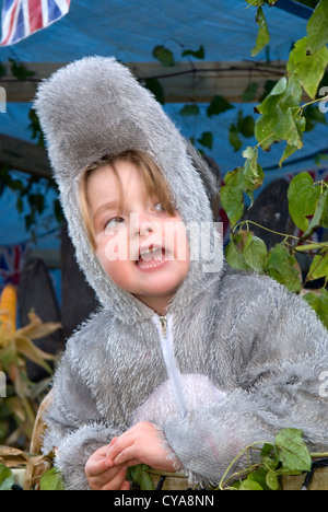 Giovane in costume di carnevale a Liphook, Liphook, Hampshire, Regno Unito. 27.10.2012. Foto Stock