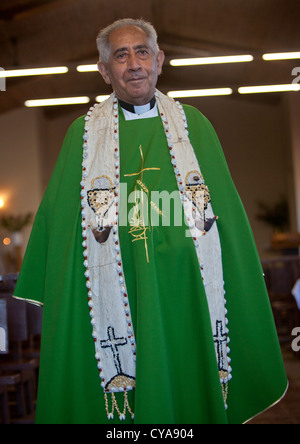 Padre alla Chiesa cattolica in Hanga Roa, Isola di Pasqua, Cile Foto Stock