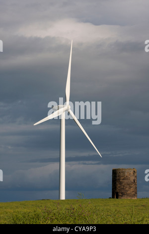 Plessey mulino rimane a contrasto con i giganti della turbina eolica, Stannington, Northumberland Foto Stock