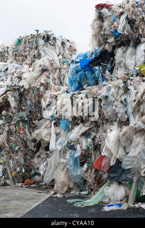 In balle di materiale di scarto in attesa per il riciclaggio. Foto Stock