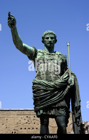 Italia, Roma, statua dell'imperatore romano Giulio Cesare Augusto Foto Stock