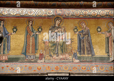 Italia, Roma, basilica di Santa Maria in Trastevere, mosaici medievali sulla facciata Foto Stock