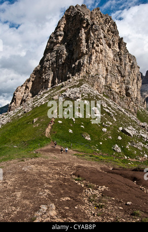 Sass bece picco sul padon cresta di montagna nelle Dolomiti in Italia vicino al passo Pordoi durante la giornata estiva con cielo blu e nuvole Foto Stock