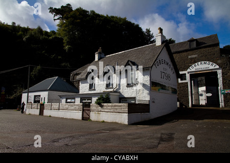Il Tobermory Distillery sulle Ilse di Mull, Scozia Foto Stock