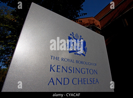 Cartello fuori Kensington Town Hall di Londra Foto Stock