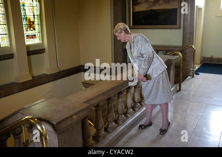 La madre della sposa che attende con ansia per la figlia di arrivare prima della cerimonia. Foto Stock