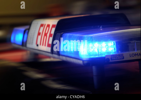 Re. Vigile del fuoco di orologio bianco a Pontypridd la stazione dei vigili del fuoco in S GALLES - dettaglio dei motori Fire luci di avvertimento Foto Stock