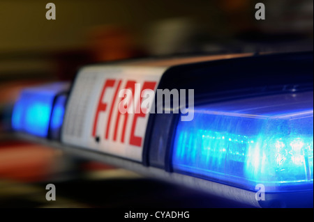 Re. Vigile del fuoco di orologio bianco a Pontypridd la stazione dei vigili del fuoco in S GALLES - dettaglio dei motori Fire luci di avvertimento Foto Stock