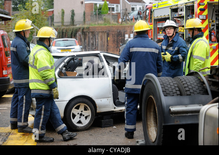 Vigile del fuoco di orologio bianco a Pontypridd la stazione dei vigili del fuoco in S GALLES - Una sessione di formazione utilizzando apparecchiatura di taglio nel caso di una strada Foto Stock