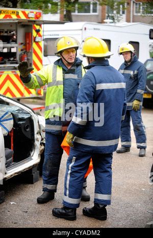 Vigile del fuoco di orologio bianco a Pontypridd la stazione dei vigili del fuoco in S GALLES - Una sessione di formazione utilizzando apparecchiatura di taglio nel caso di una strada Foto Stock