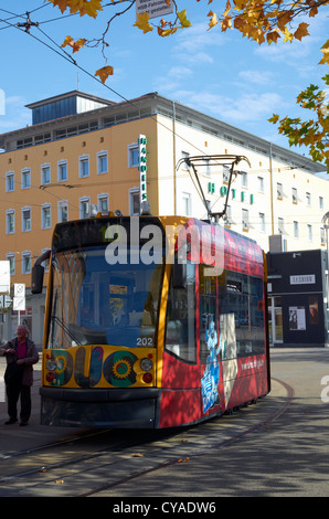 Moderno tram in Automobile Nordhausen, Sachsen-Anhalt - regione di Harz di Germania lasciando fermata dalla stazione ferroviaria principale. Foto Stock