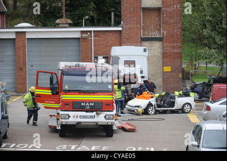 Vigile del fuoco di orologio bianco a Pontypridd la stazione dei vigili del fuoco in S GALLES - Una sessione di formazione utilizzando apparecchiatura di taglio nel caso di una strada Foto Stock