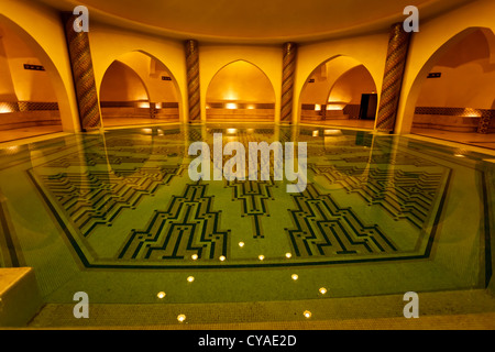 Interni piscina di balneazione, archi e disegni geometrici del mosaico delle piastrelle del bagno turco o bagno turco nella moschea di Hassan II Foto Stock