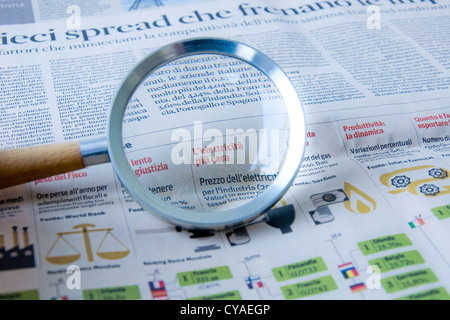 Ingrandimento di una notizia ufficiale Foto Stock