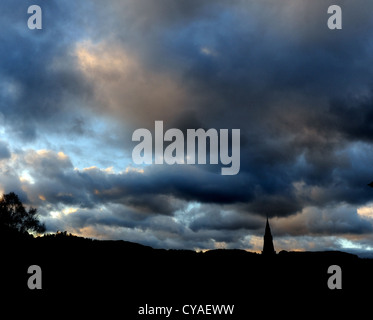 Cielo drammatico con la nuvola nera formazione sulla città di Ambleside nel Lake District Cumbria Regno Unito Foto Stock